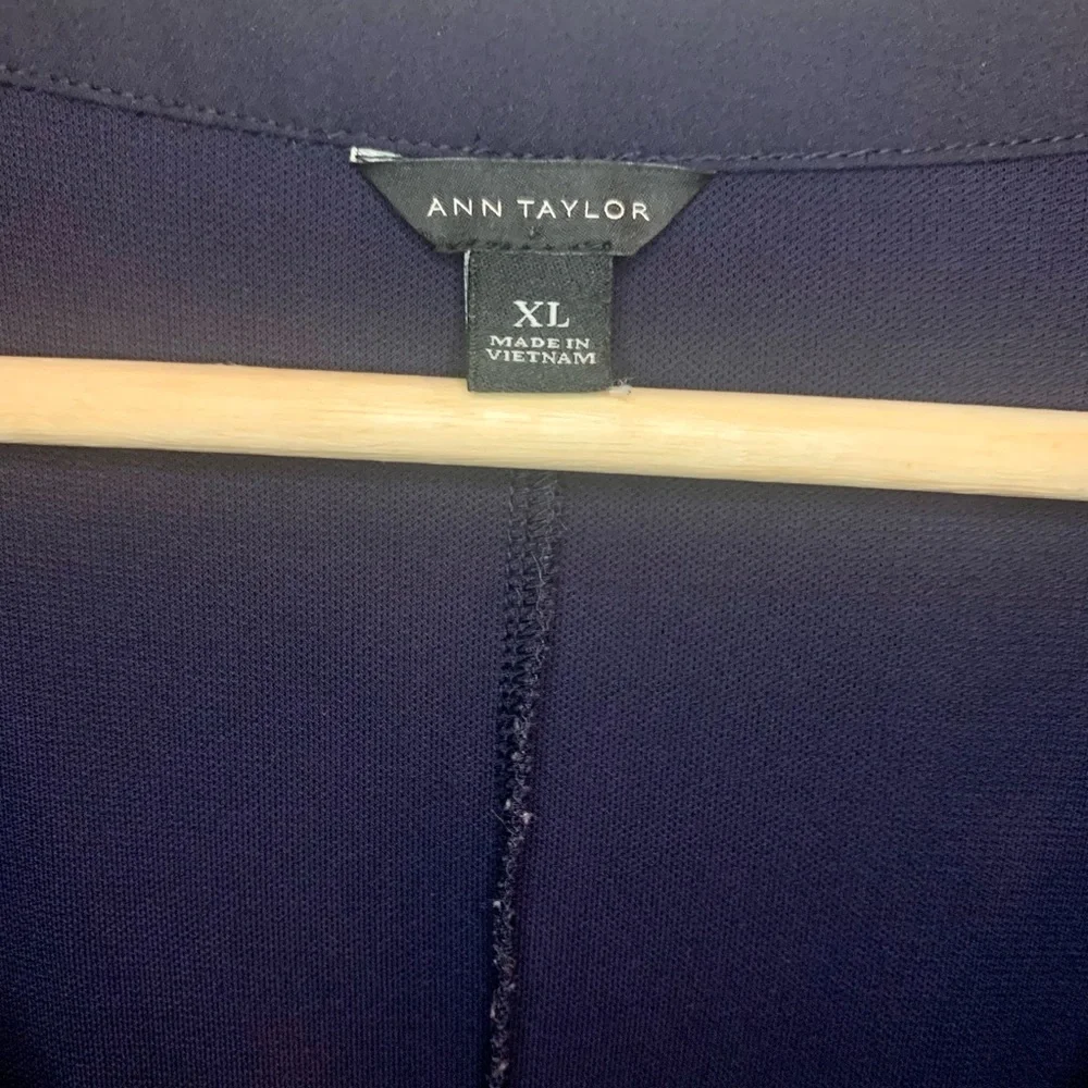 Ann Taylor Romantic Navy Sleeveless Blouse - size XL - Picture 3 of 9